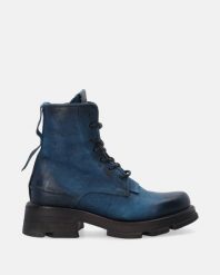 NIEBIESKIE BOTKI DAMSKIE O041LEBUOBB017. Niebieskie botki Venezia, bez wzorów, ze skóry, bez obcasa, bez zapięcia. Za 899.00 zł.