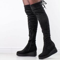 Czarne zamszowe kozaki damskie na koturnie T.Sokolski Z21-132. Czarne kozaki Sokolski, bez wzorów, z zamszu, bez obcasa, na koturnie, bez zapięcia. Za 199.00 zł.