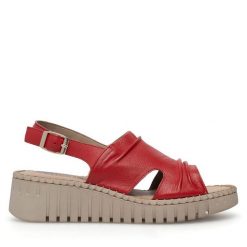 Sandały Lasocki. Czerwone sandały Lasocki, bez wzorów, bez obcasa, na koturnie, bez zapięcia. Za 149.99 zł.