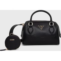 Guess torebka kolor czarny. Czarne listonoszki Guess, z aplikacjami, bez dodatków. Za 599.99 zł.