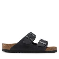 Klapki Birkenstock. Czarne klapki Birkenstock, bez wzorów, bez obcasa, bez zapięcia. Za 539.99 zł.