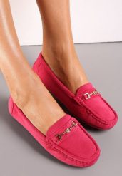 Fuksjowe Mokasyny z Cholewką przed Kostkę z Przeszyciami i Ozdobnym Paskiem Alydora. Czerwone mokasyny Renee, bez wzorów. Za 69.99 zł.