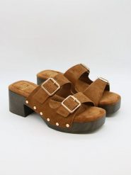 Bellucci Klapki w kolorze jasnobrązowym rozmiar: 37. Brązowe klapki Bellucci, bez wzorów, klasyczne, z otwartym noskiem, bez obcasa, bez zapięcia. Za 121.99 zł.