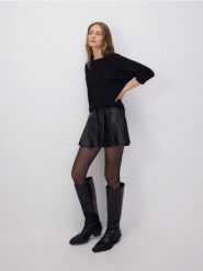 Gładki sweter z wiskozą - czarny. Czarne bluzki Reserved, l, bez wzorów, z dzianiny, bez ramiączek. Za 79.99 zł.