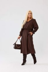 Klasyczna sukienka Marlen MIDI w kolorze czekoladowego brązu - z gumką w pasie i kieszeniami PLUS SIZE XXL OVERSIZE JESIEŃ. Brązowe sukienki Moda Size Plus Iwanek, do pracy, plus size, bez wzorów, ze skóry, biznesowe, bez kołnierzyka, plus size, bez ramiączek, midi, oversize. Za 329.90 zł.