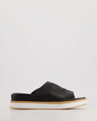 CZARNE KLAPKI 35426667 BLACK. Czarne klapki Venezia, bez wzorów, ze skóry, bez obcasa, bez zapięcia. Za 199.00 zł.
