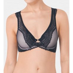 Biustonosz "Captivating Essence" w kolorze czarnym. Czarne biustonosze Triumph & Sloggi, bez wzorów. W wyprzedaży za 129.95 zł.