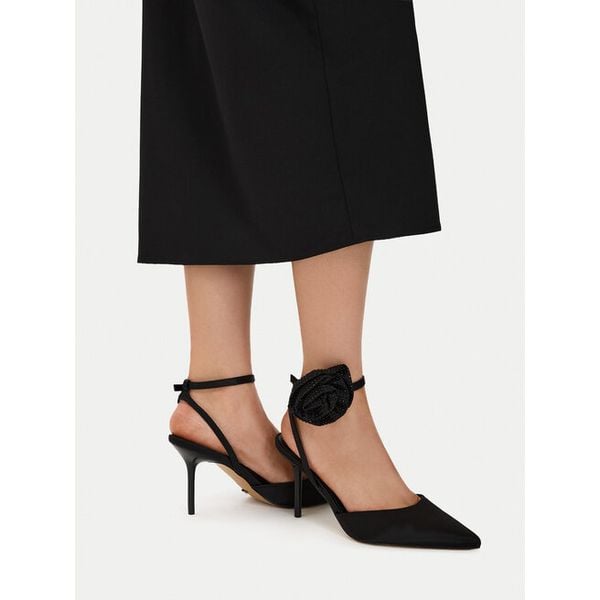 Szpilki DeeZee. Czarne szpilki DeeZee, bez wzorów, bez obcasa, na szpilce, bez zapięcia. Za 149.99 zł.