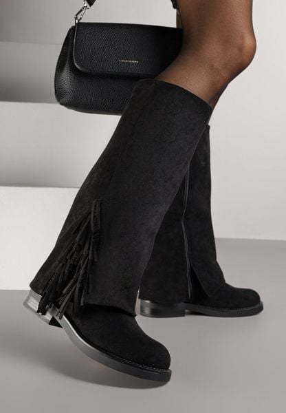 Czarne Kozaki Ozdobione Frędzlami i Wywiniętą Cholewką Reilevia. Czarne kozaki Renee, bez wzorów, z jeansu, eleganckie, bez obcasa, na płaskiej podeszwie, bez zapięcia. Za 169.99 zł.