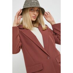 Only marynarka kolor bordowy jednorzędowa gładka. Czerwone marynarki i żakiety ONLY, bez wzorów, z tkaniny, klasyczne, bez ramiączek. W wyprzedaży za 149.99 zł.