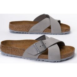 Klapki damskie szare Birkenstock Siena SFB. Szare klapki Birkenstock, bez wzorów, z materiału, z otwartym noskiem, bez obcasa, bez zapięcia. Za 389.99 zł.