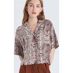 Piżamowa koszula z wężowym wzorem - Beżowy. Piżamy marki Cropp. Za 59.99 zł.