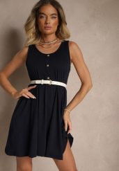 Granatowa Rozkloszowana Sukienka na Szerokich Ramiączkach Zdobiona Guzikami Jenandria. Niebieskie sukienki Renee, na co dzień, l, z aplikacjami, klasyczne, bez kołnierzyka, bez ramiączek, mini, oversize. Za 44.99 zł.