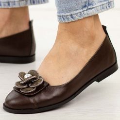 Czekoladowe skórzane Polskie półbuty damskie Deoni D047. Brązowe półbuty wsuwane Deoni, na jesień, z aplikacjami, z jeansu, eleganckie, z okrągłym noskiem, bez obcasa, na płaskiej podeszwie. Za 439.00 zł.