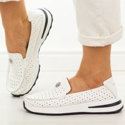 Białe ażurowe skórzane mokasyny damskie Evento 8663. Białe mokasyny eVento, w ażurowe wzory, z jeansu, z okrągłym noskiem. Za 239.00 zł.