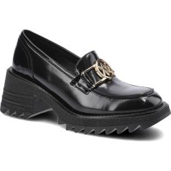 Czarne Półbuty Karino Damskie Eleganckie Obuwie. Czarne półbuty wsuwane Karino, bez wzorów, z lakierowanej skóry, eleganckie, bez obcasa. Za 269.00 zł.