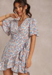 Niebieska Sukienka Kennor. Niebieskie sukienki Renee, l, bez wzorów, z wiskozy, bez kołnierzyka, bez ramiączek, mini, kopertowe. W wyprzedaży za 119.99 zł.