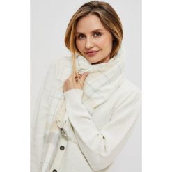 Szal w drobną kratkę. Szaliki i kominy MOODO, bez wzorów, z poliesteru. W wyprzedaży za 34.99 zł.