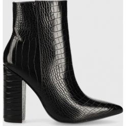 Answear Lab botki damskie kolor czarny na słupku. Czarne botki Answear Lab, bez wzorów, bez obcasa, na obcasie, bez zapięcia. Za 229.99 zł.