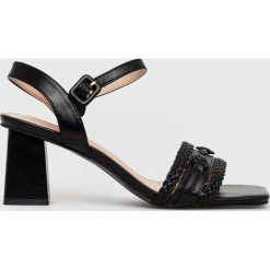 Answear Lab sandały kolor czarny. Czarne sandały Answear Lab, bez wzorów, z materiału, bez obcasa, na obcasie, bez zapięcia. Za 179.99 zł.