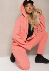 Różowy Komplet Dresowy z Domieszką Bawełny Pikowana Bluza z Kapturem i Joggery Evathira. Czerwone bluzy Renee, l, bez wzorów, z bawełny, z kapturem. W wyprzedaży za 119.99 zł.