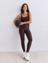 Damskie legginsy z wysokim stanem Shimmer czekoladowe. Brązowe legginsy AIM'N, bez wzorów, z elastanu, eleganckie, długie. Za 303.00 zł.