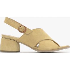 Piaskowe sandały na niskim obcasie HAYLEY. Brązowe sandały Ryłko, bez wzorów, ze skóry, bez obcasa, na obcasie, bez zapięcia. Za 299.99 zł.