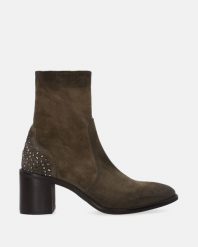 ZIELONE BOTKI Z APLIKACJĄ P018SUGROBB036. Zielone botki Venezia, z aplikacjami, ze skóry, bez obcasa, bez zapięcia. Za 639.00 zł.