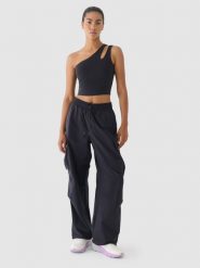 4F Spodnie oversize cargo damskie 4F x Anna Lewandowska - czarne L. Czarne spodnie materiałowe 4f, bez wzorów, z bawełny, sportowe. W wyprzedaży za 139.99 zł.