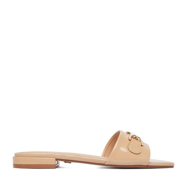 Klapki Nine West. Brązowe klapki Nine West, bez wzorów, bez obcasa, bez zapięcia. Za 179.99 zł.