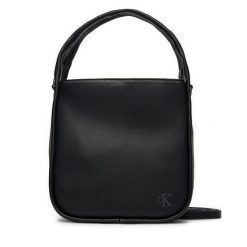 Torebka Calvin Klein Jeans. Czarne torebki klasyczne Calvin Klein Jeans, bez wzorów, z jeansu, klasyczne, bez dodatków. Za 219.99 zł.