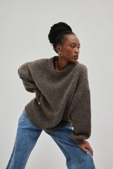 Sweter oversize z bufiastym rękawem w kolorze BROWN MELANGE - RIVERO. Brązowe swetry Marsala, na zimę, bez wzorów, z poliamidu, wizytowe, bez ramiączek. Za 349.90 zł.