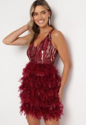Czerwona Sukienka Mini w Pióra i Cekiny Vortega. Czerwone sukienki Born2be, s, z aplikacjami, bez kołnierzyka, bez ramiączek, mini. W wyprzedaży za 178.49 zł.