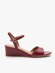 Bordowe sandały na koturnie. Czerwone sandały Ryłko, bez wzorów, ze skóry, z okrągłym noskiem, bez obcasa, na koturnie, bez zapięcia. Za 379.99 zł.