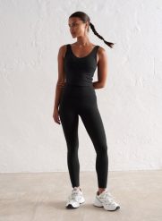 Damskie legginsy z wysokim stanem, squat proof, dla niskich Sense czarne. Czarne legginsy AIM'N, bez wzorów, z elastanu, krótkie. Za 296.00 zł.