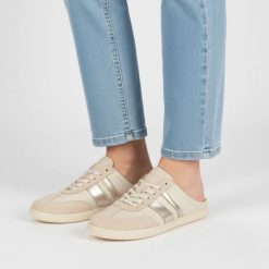 Klapki damskie barefoot Armodo, skórzana cholewka naturalna niska sportowa forma sznurowana konstrukcja z dekoracyjnymi panelami płaska elastyczna po. Brązowe klapki Armodo, bez wzorów, sportowe, bez obcasa, na płaskiej podeszwie, bez zapięcia. Za 349.00 zł.