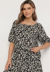 Czarna Bluzka w Kwiaty o Trapezowym Kroju z Krótkim Rękawem Amisiana. Czarne bluzki Born2be, l, z aplikacjami, z jeansu, eleganckie, bez kołnierzyka, bez ramiączek. Za 49.99 zł.