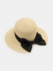 Kapelusz z dekoracyjną czarną kokardą - kremowy. Białe kapelusze Sinsay, bez wzorów. Za 25.99 zł.