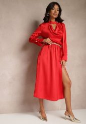 Czerwona Koktajlowa Sukienka z Satyny z Ozdobnym Guzikiem Leaneris. Czerwone sukienki Renee, l, bez wzorów, z materiału, eleganckie, bez kołnierzyka, bez ramiączek, midi, kopertowe. W wyprzedaży za 127.99 zł.