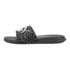 Klapki Puma Popcat 20 I Am The Drama. Szare klapki Puma, bez wzorów, z materiału, bez obcasa, bez zapięcia. Za 175.55 zł.
