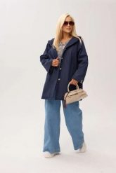 Granatowy przejściowy płaszcz damski Arlene o trapezowym kroju z kapturem PLUS SIZE XXL OVERSIZE WIOSNA. Niebieskie płaszcze Moda Size Plus Iwanek, na jesień, l, bez wzorów, z jeansu, biznesowe, z kapturem. Za 389.90 zł.