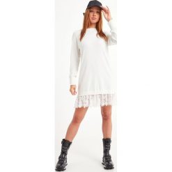 SUKIENKA U&B TWINSET. Sukienki Twinset U&B, l, bez wzorów, eleganckie, bez kołnierzyka, bez ramiączek. W wyprzedaży za 455.40 zł.