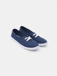 Trampki - granatowy. Niebieskie trampki Sinsay, bez wzorów, bez zapięcia. Za 15.99 zł.