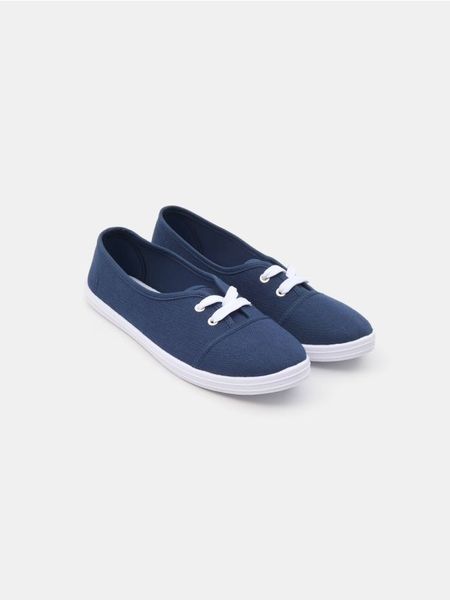 Trampki - granatowy. Niebieskie trampki Sinsay, bez wzorów, bez zapięcia. Za 15.99 zł.