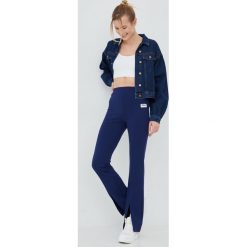 Fila spodnie damskie kolor granatowy. Niebieskie spodnie materiałowe Fila, bez wzorów, z dzianiny, z podwyższonym stanem. Za 279.99 zł.