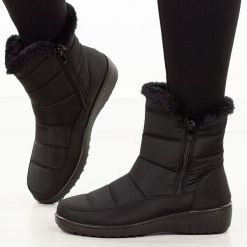 Czarne zimowe wodoodporne śniegowce damskie Jezzi Unisoft 8000. Czarne śniegowce Jezzi, bez wzorów, z jeansu, bez zapięcia. W wyprzedaży za 138.57 zł.