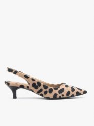 Czółenka slingback w cętki ocelota. Brązowe czółenka Ryłko, bez wzorów, z gumy, eleganckie, bez obcasa, na szpilce, bez zapięcia. Za 349.99 zł.