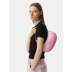Torebka Tommy Jeans. Czerwone torebki klasyczne Tommy Jeans, bez wzorów, z jeansu, klasyczne, bez dodatków. Za 369.99 zł.