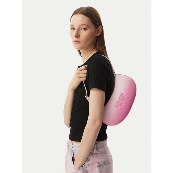 Torebka Tommy Jeans. Czerwone torebki klasyczne Tommy Jeans, bez wzorów, z jeansu, klasyczne, bez dodatków. Za 369.99 zł.