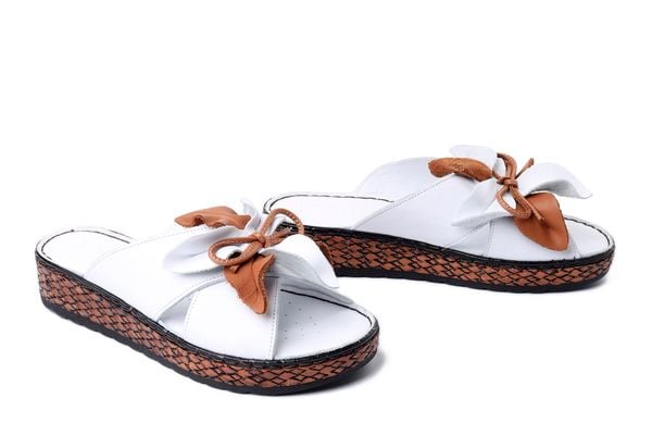 KOCH 030.127.0470 white-coconut, klapki damskie. Białe klapki KOCH, bez wzorów, ze skóry, bez obcasa, bez zapięcia. Za 179.93 zł.